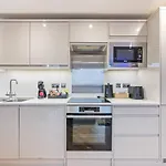 Penthouse In Near Train Station Free Wifi Free Parking