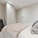 Penthouse In Near Train Station Free Wifi Free Parking *
