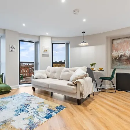 Penthouse In Near Train Station Free Wifi Free Parking * Leeds (West Yorkshire)