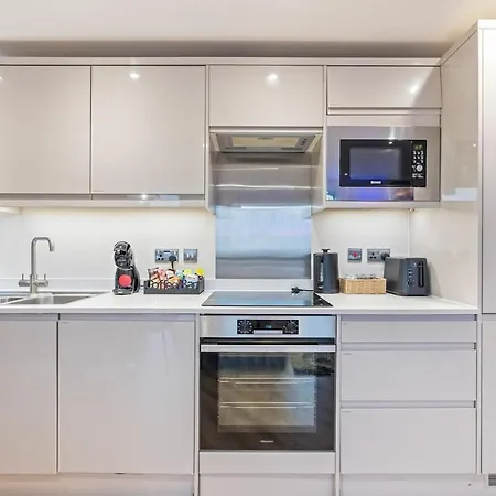 Penthouse In Near Train Station Free Wifi Free Parking