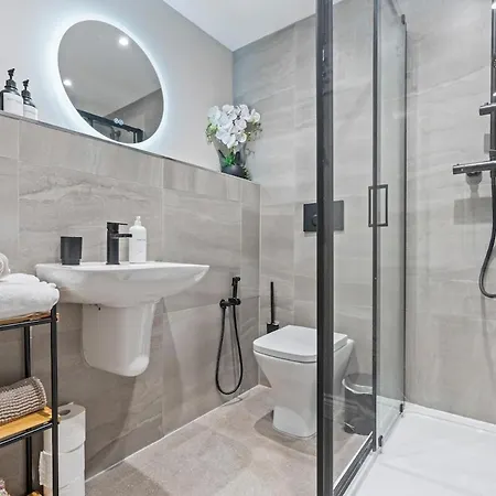 Penthouse In Near Train Station Free Wifi Free Parking 公寓 *