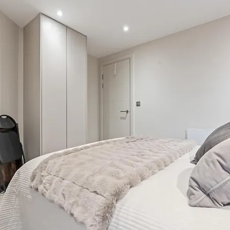 Comfortable Penthouse In Heart Of Centre Near Train Station Free Wifi *