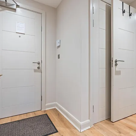 Penthouse In Near Train Station Free Wifi Free Parking Lejlighed *