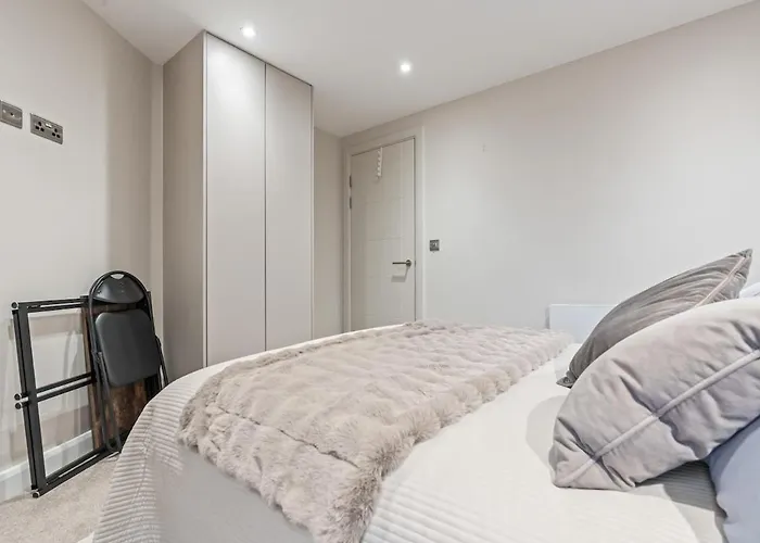 Penthouse In Near Train Station Free Wifi Free Parking *