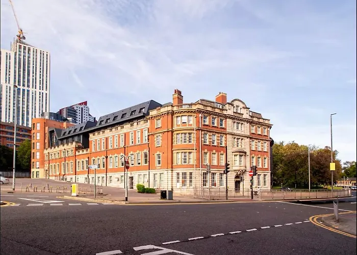 Penthouse In Near Train Station Free Wifi Free Parking